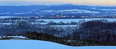 Vorzügliche Sicht zum Großen Zschirnstein über der Kirche von Burkhartswalde...