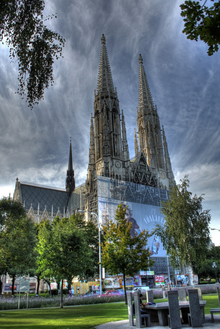 Votivkirche in Wien mit Werbung- HDR 2.Versuch