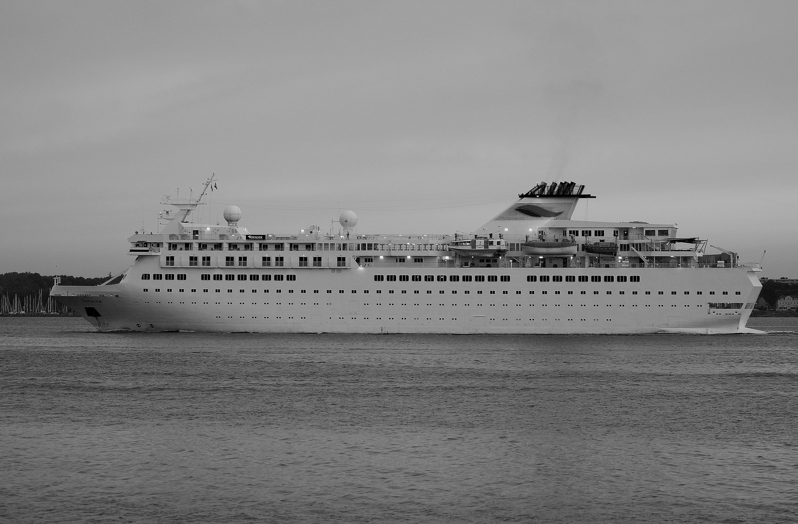 Voyager in der Kieler Förde SW