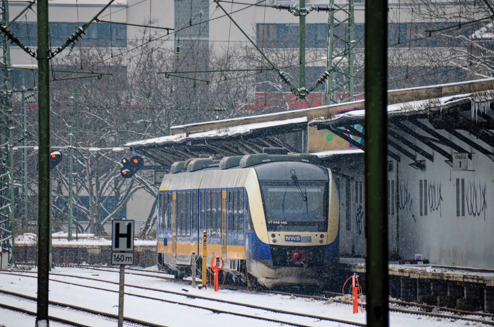 VT 648 446 vor dem Güterschuppen