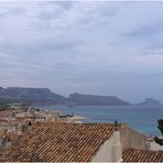 Vue à partir d’Altea sur la baie et le célèbre rocher «  Peñón de Ifach » de Calpe