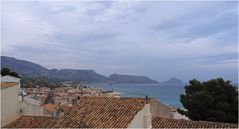 Vue à partir d’Altea sur la baie et le célèbre rocher «  Peñón de Ifach » de Calpe