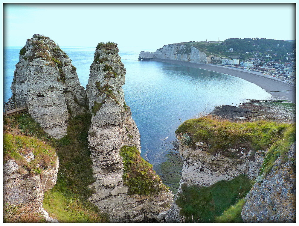 VUE A PARTIR du sommet de la falaise d'Aval .