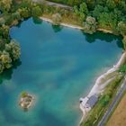 vue aérienne en paramoteur étang avec son îlot