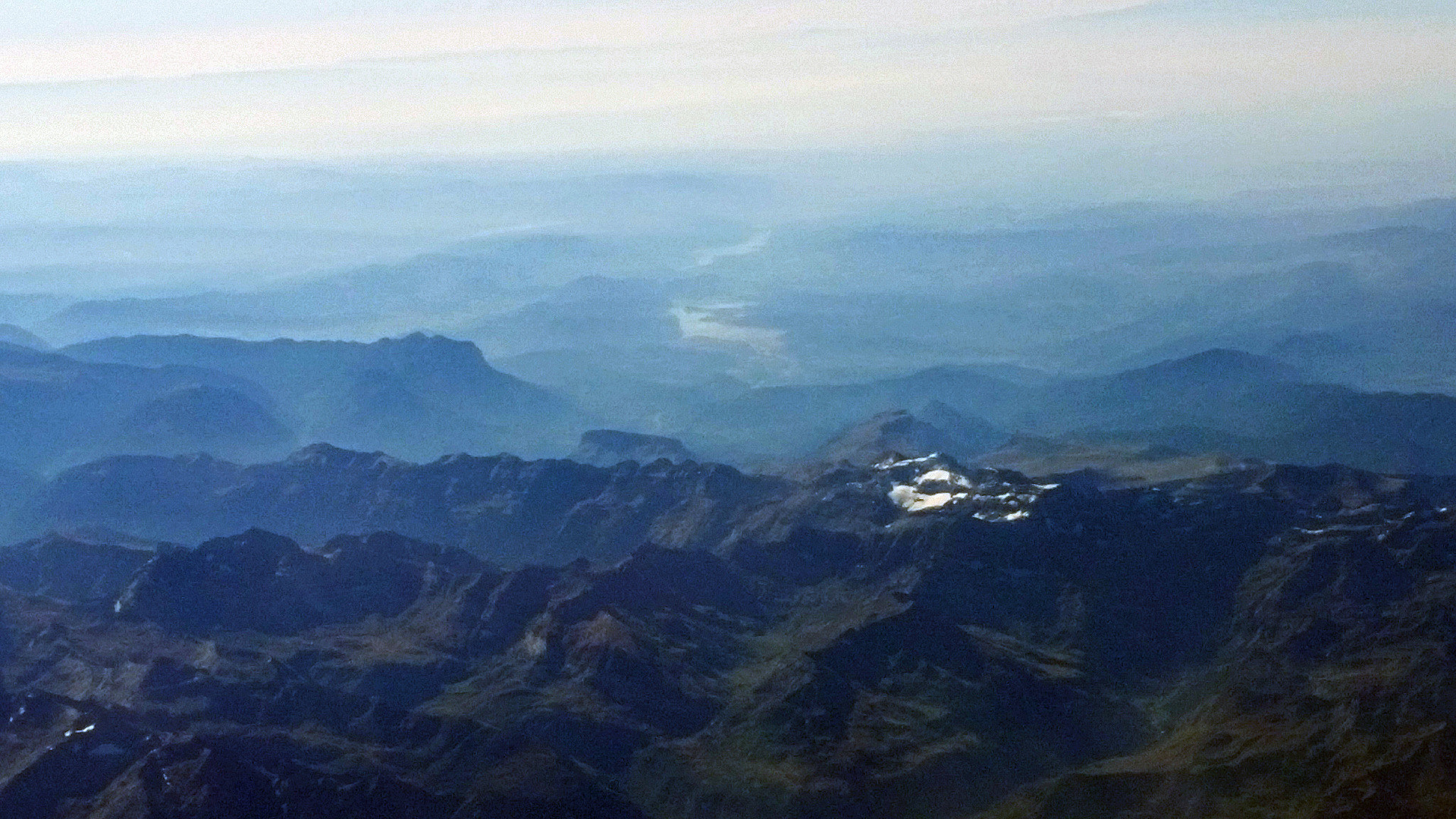 VUE AERIENNE SUR LES MONTAGNES