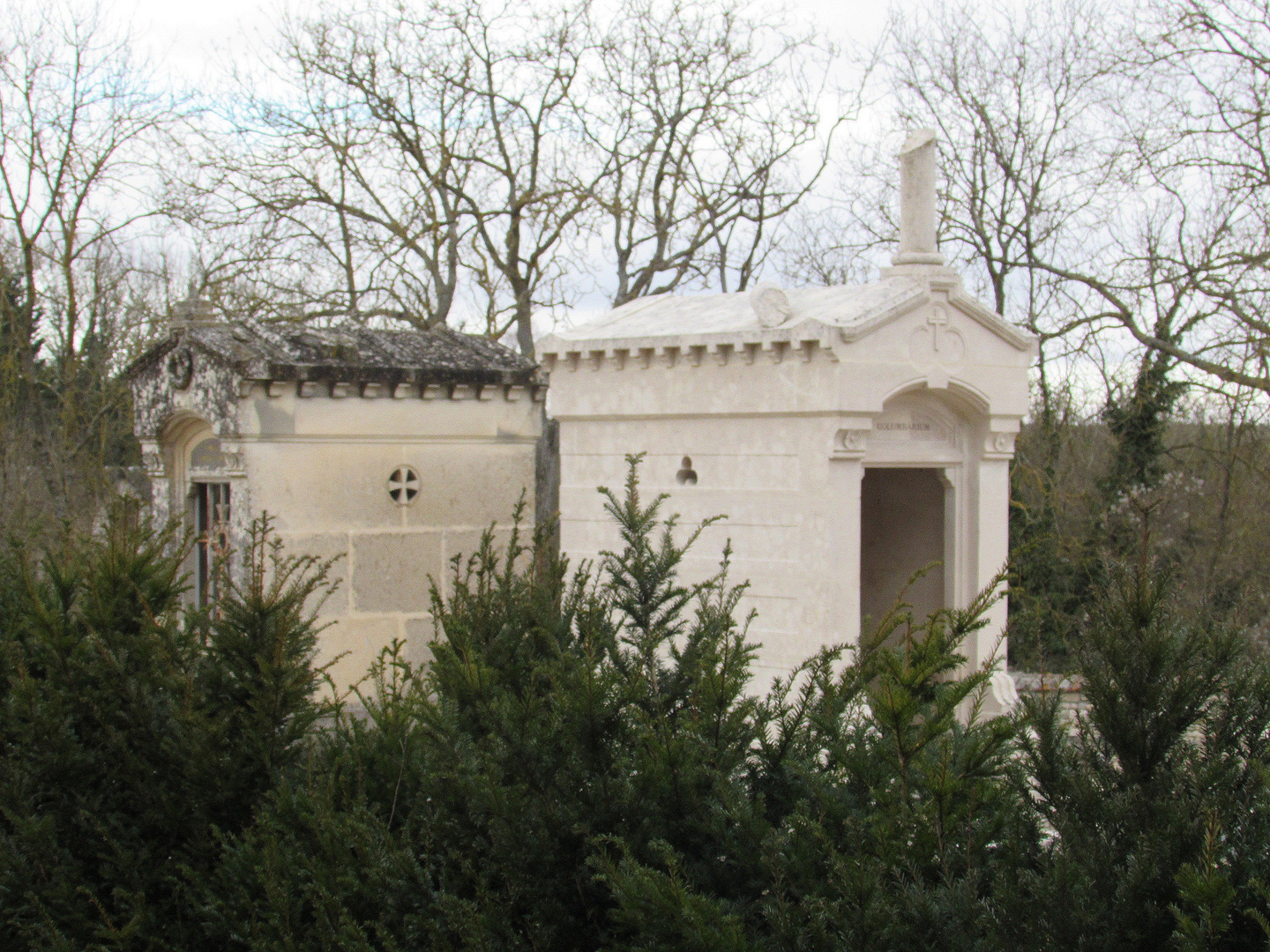 ..Vue, dans leCimetière d'Yèvres le Châtel (45)..