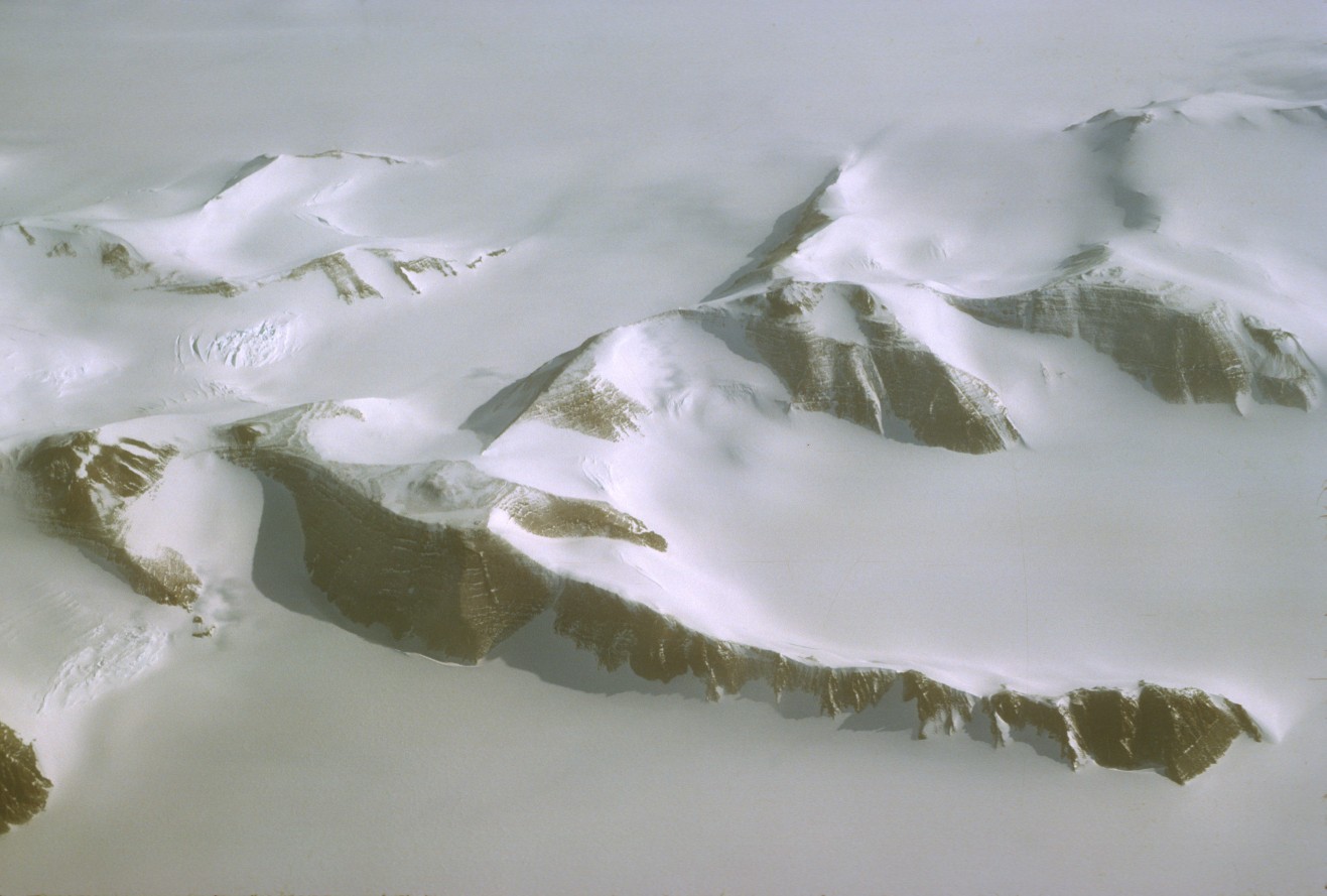 vue d'avion du continent antarctique