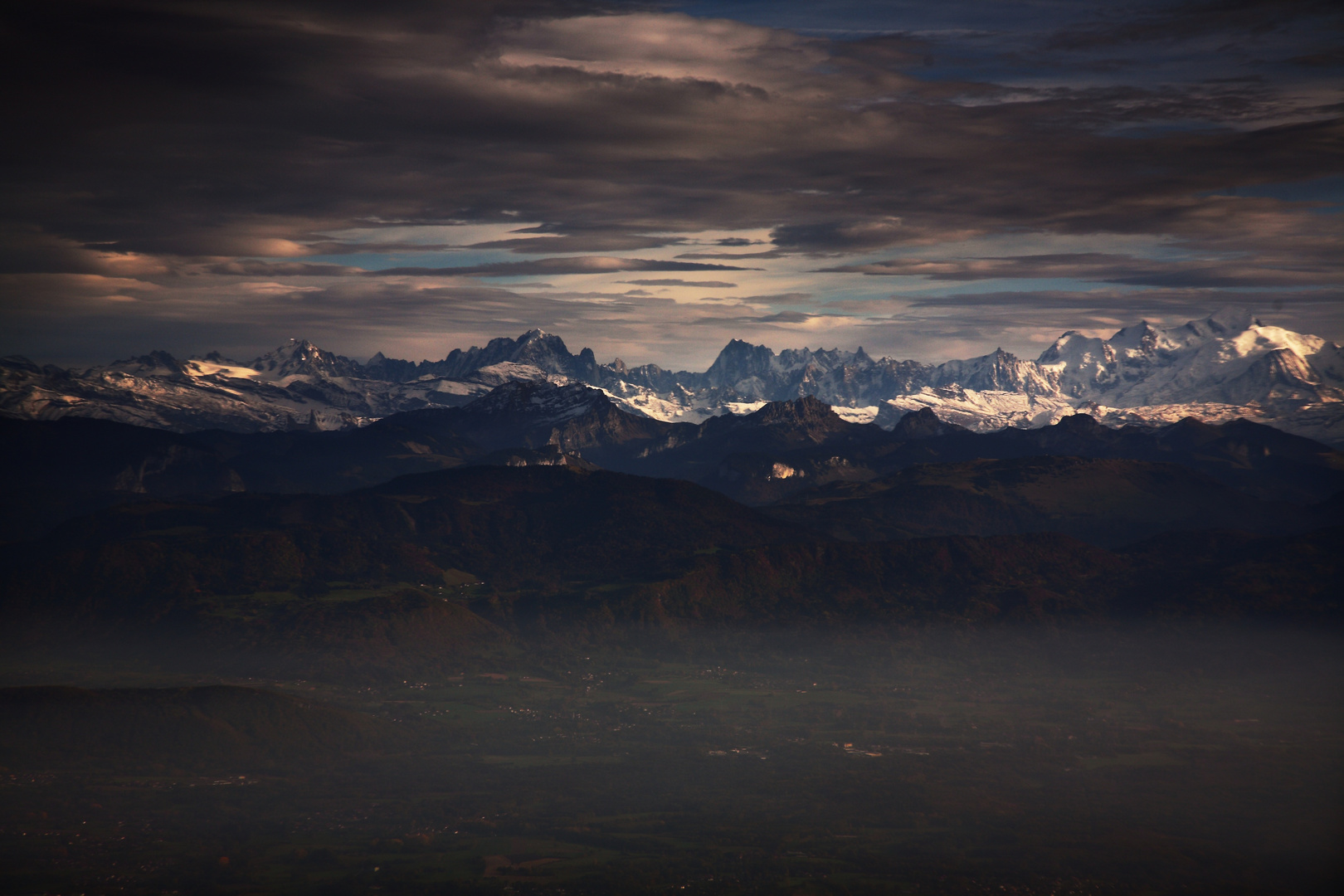 Vue d'avion sur les Alpes en fin de journée.