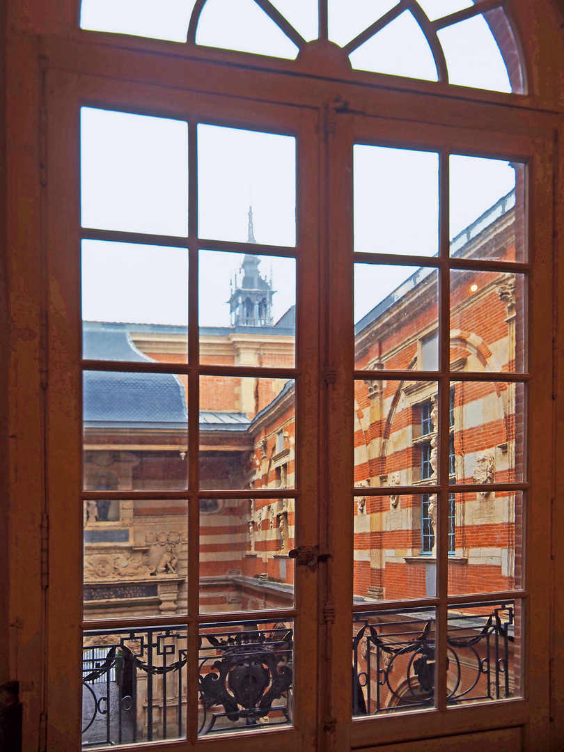 Vue de la Cour Henri IV depuis la Salle des Illustres