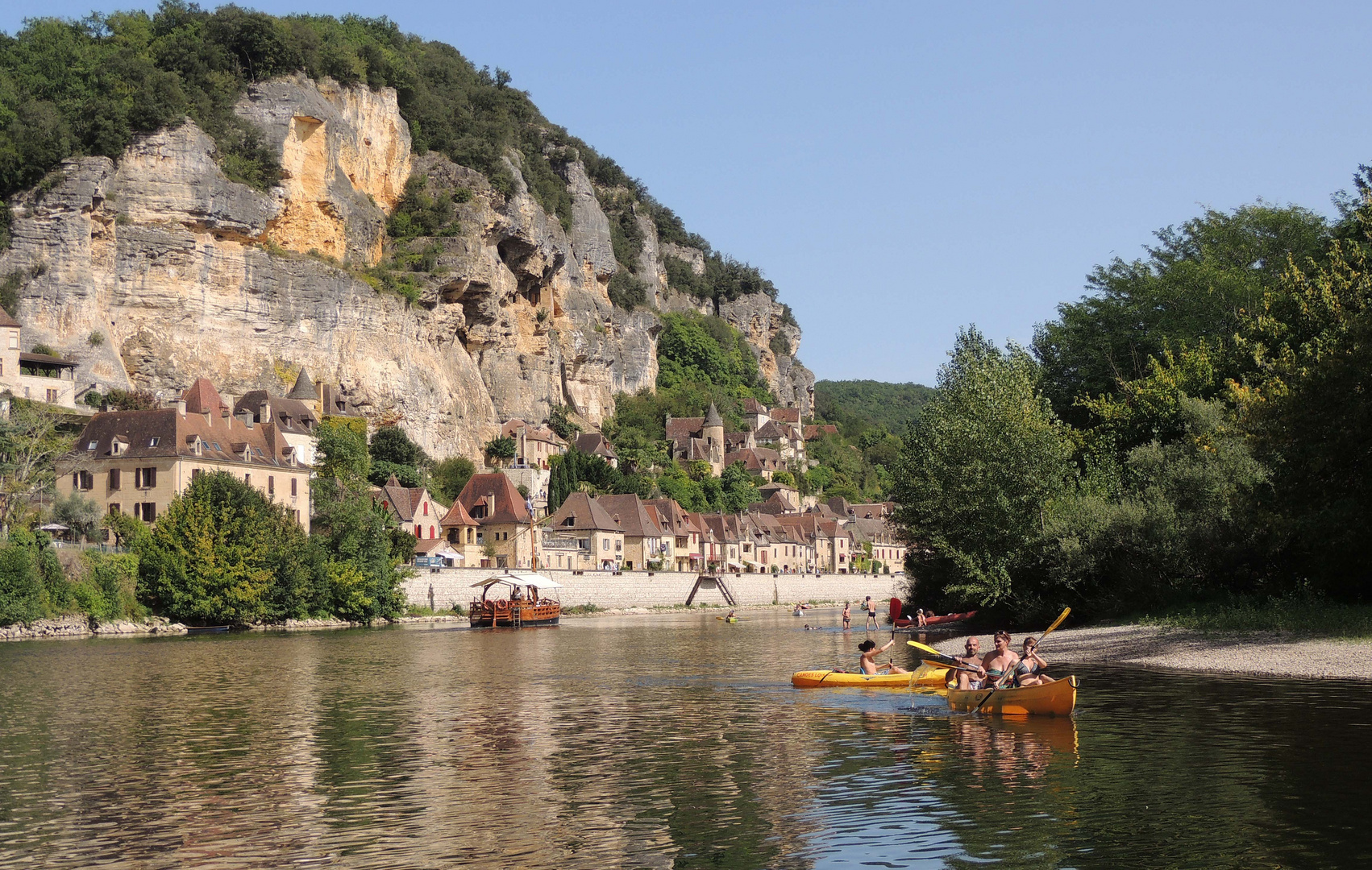 Vue de La Roque Gageac depuis la gabare