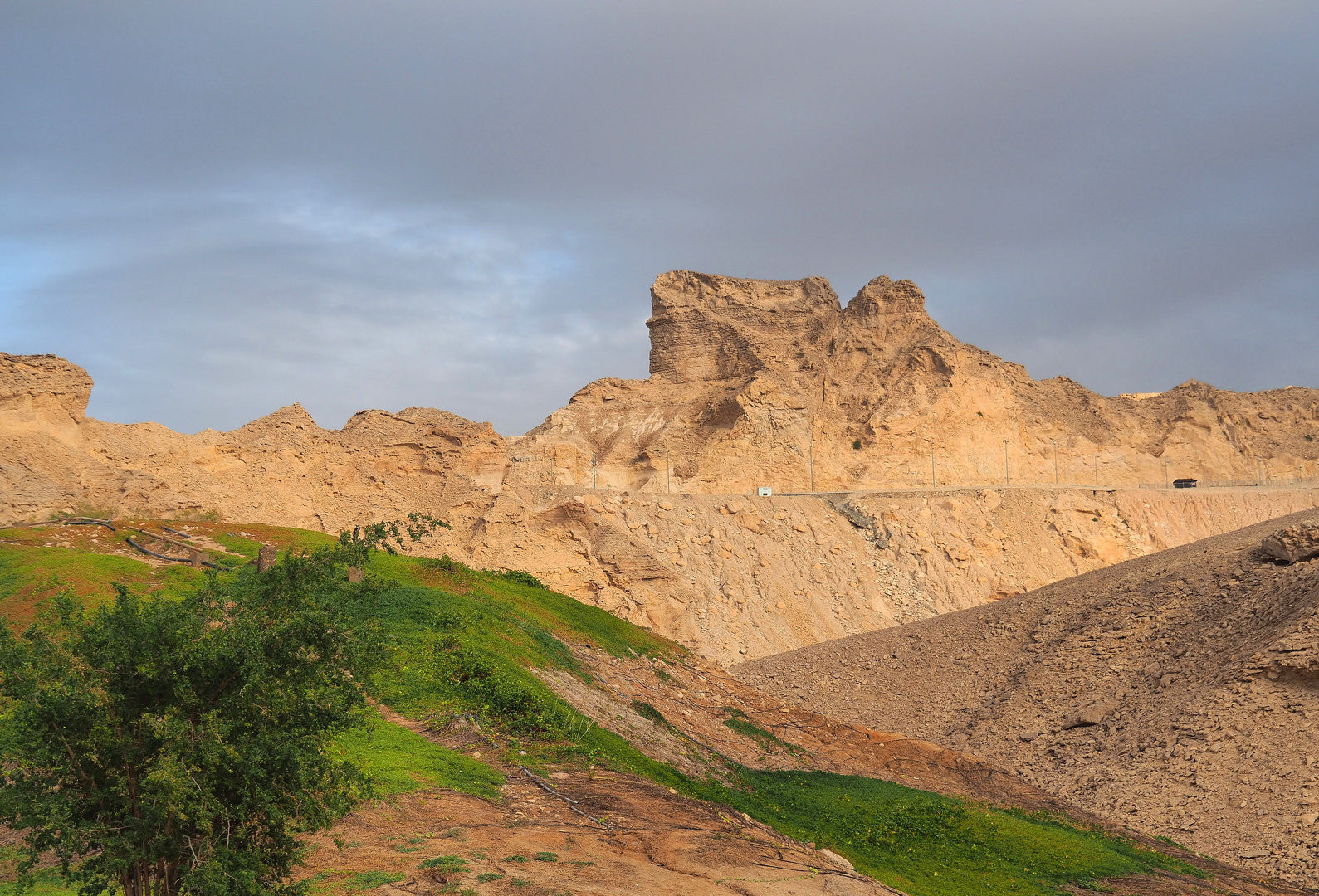 Vue de la route du Jebel Hafeet à partir du Parc Green  Mubazzarah