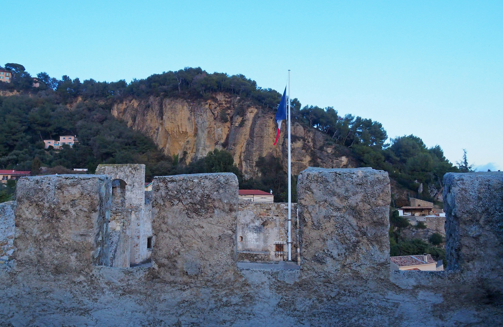 Vue de la terrasse du Château de Roquebrune vers l’est