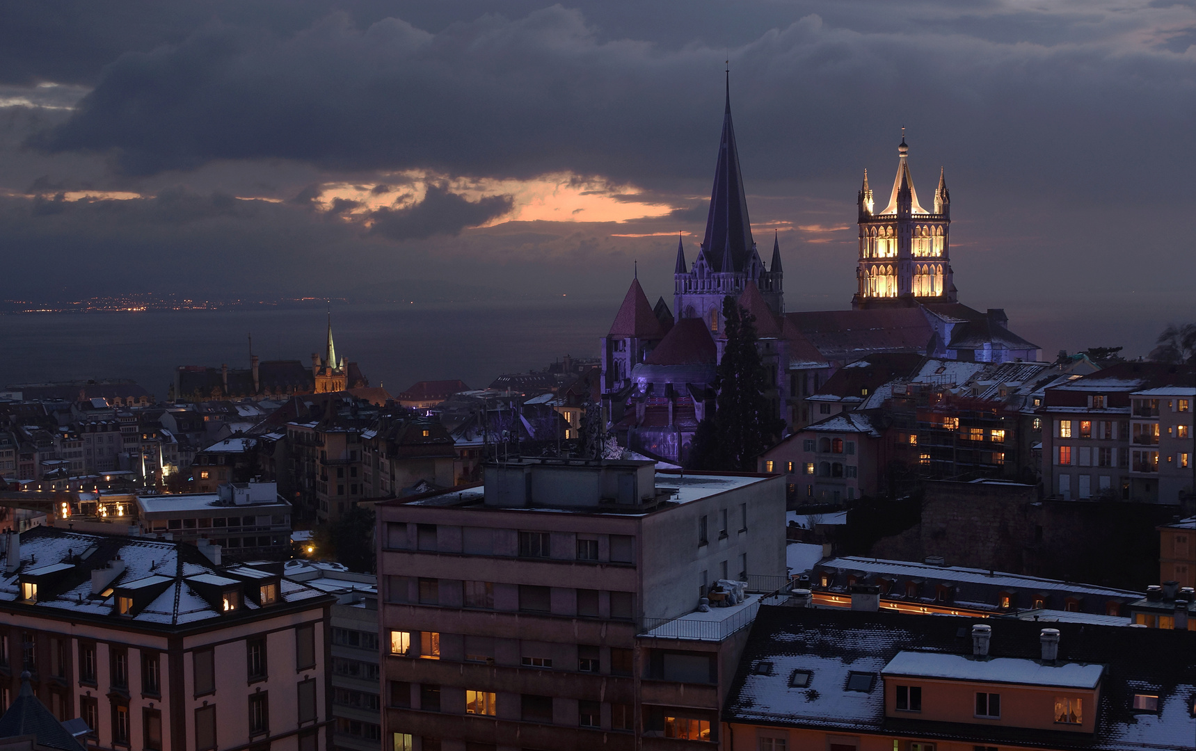 Vue de Lausanne le soir