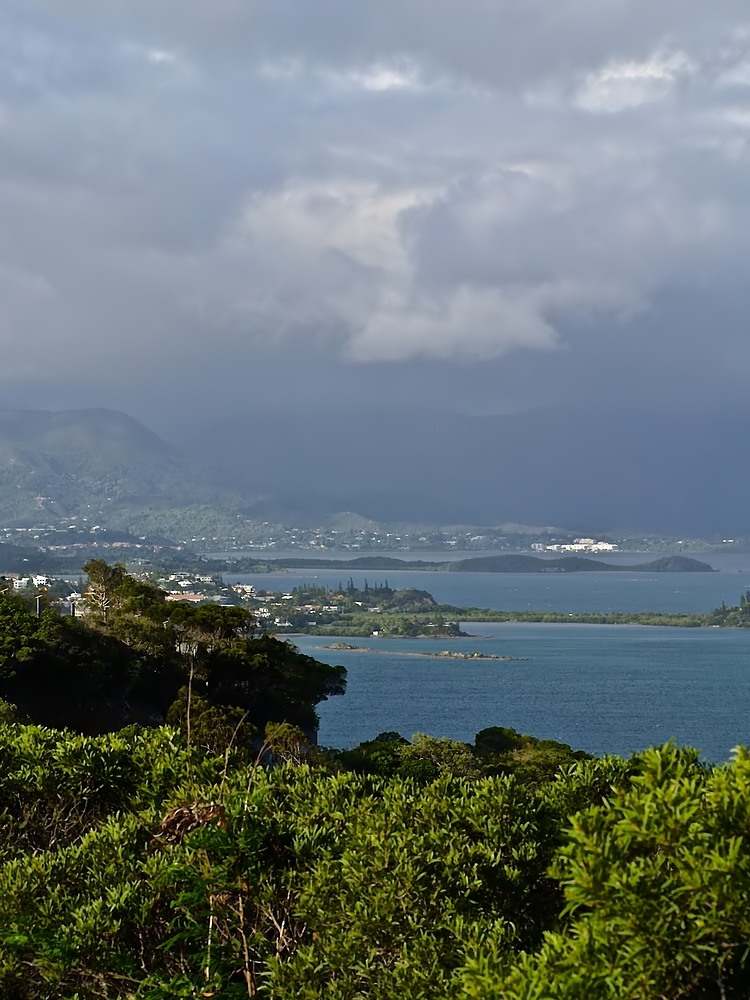 Vue de Nouméa vers le sud à partir du Mont Ouen Toro