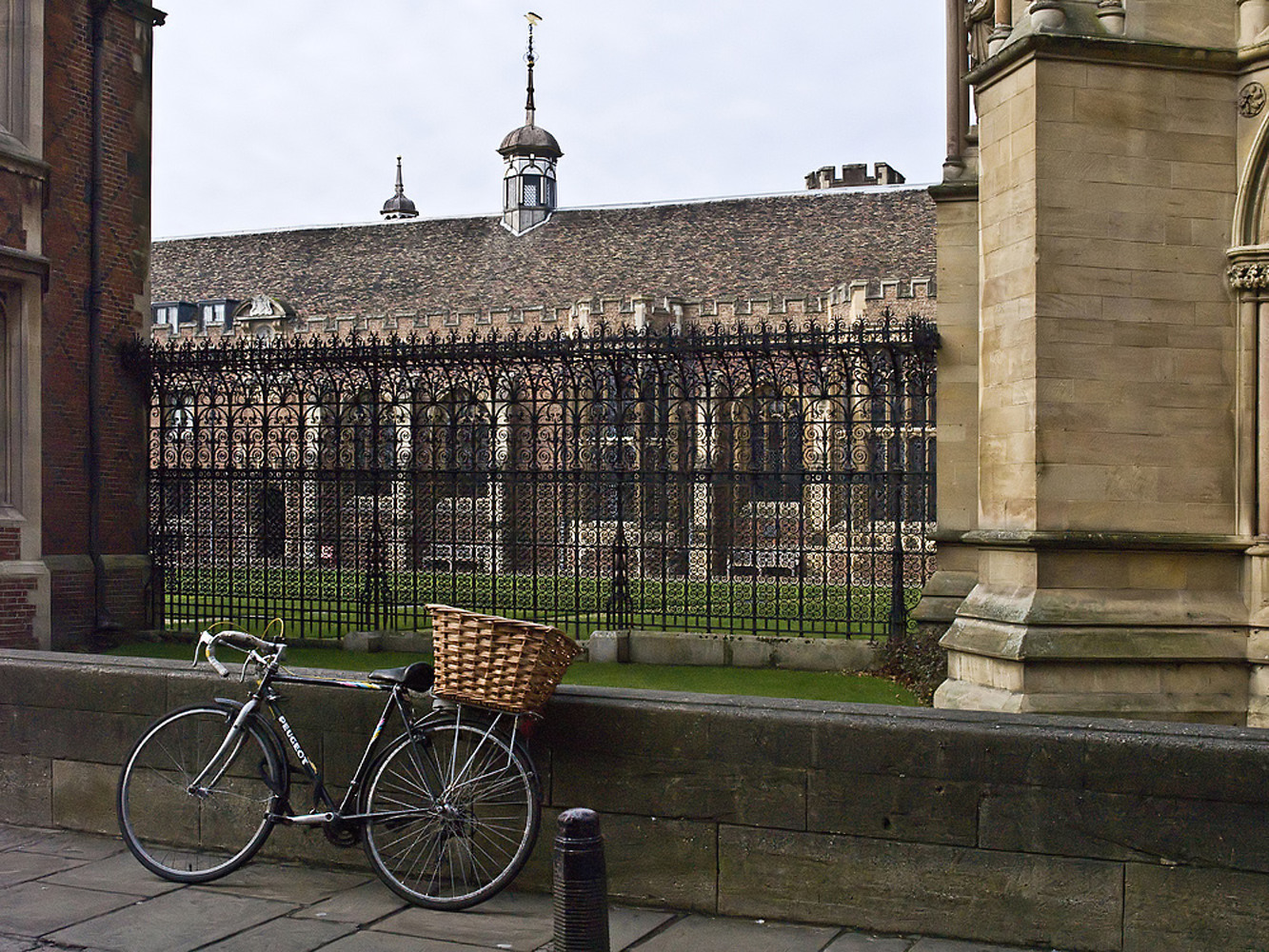 Vue de St John's Street sur la première Cour de St John’s College (la Chapelle à droite), Cambridge