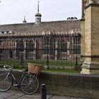 Vue de St John's Street sur la première Cour de St John’s College (la Chapelle à droite), Cambridge