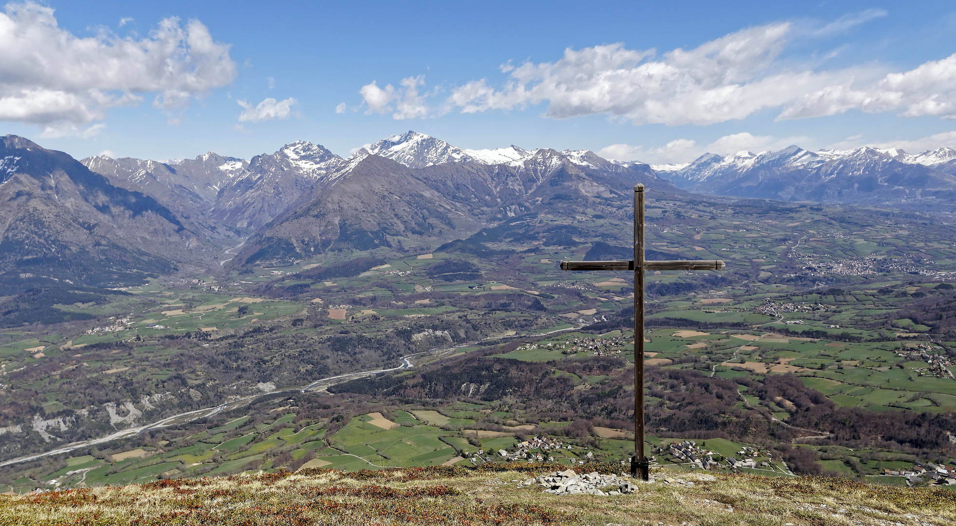 Vue depuis la " croix de Tournel " (1800m ) la vallée du Drac ( Hautes-Alpes )