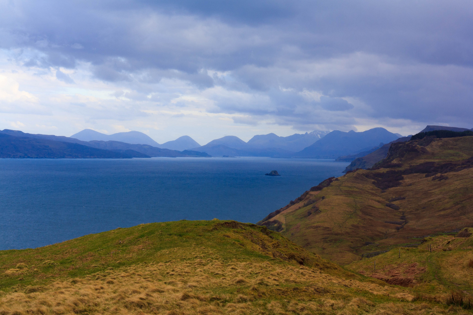 Vue depuis la route vers Portree (Île de SKye, Highlands, Ecosse)