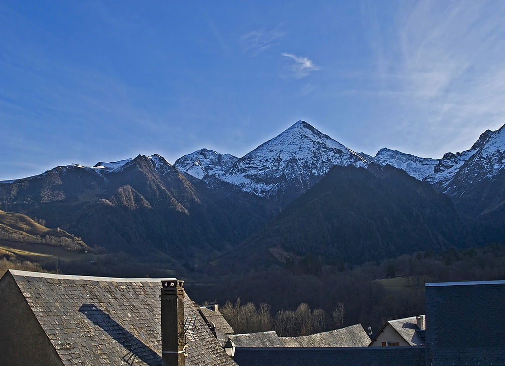 Vue des Pyrénées au-dessus des toits de Azet -- Sicht von den Pyrenäen über die Dächer von Azet