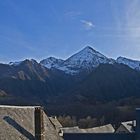 Vue des Pyrénées au-dessus des toits de Azet -- Sicht von den Pyrenäen über die Dächer von Azet