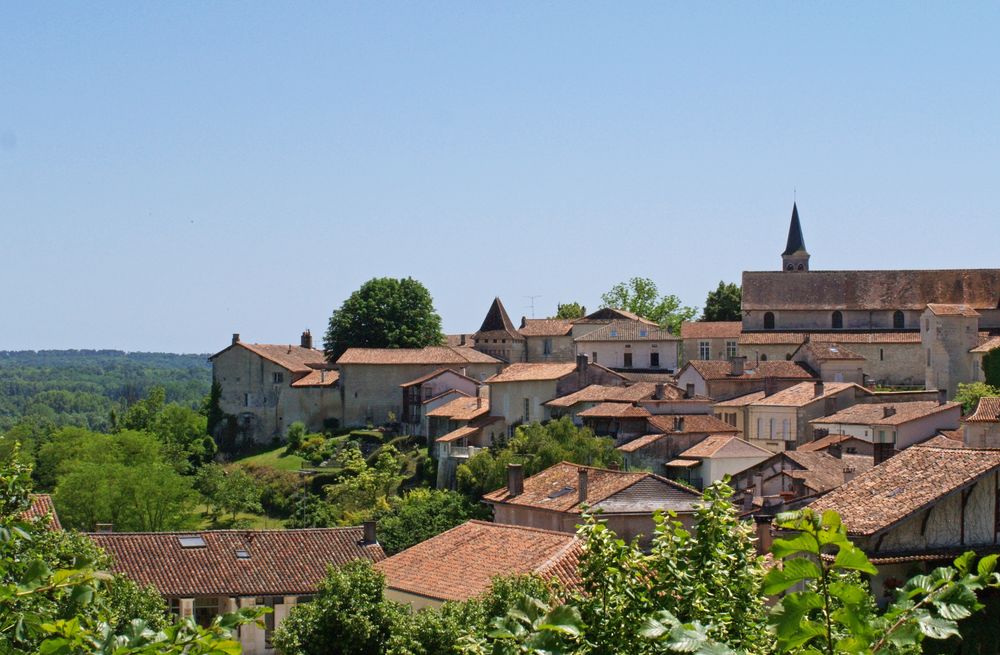 Vue des toits d’Aubeterre sur Dronne