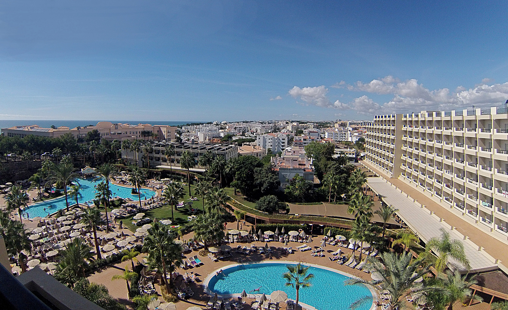 Vue du balcon ; jardins et piscines