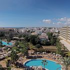 Vue du balcon ; jardins et piscines