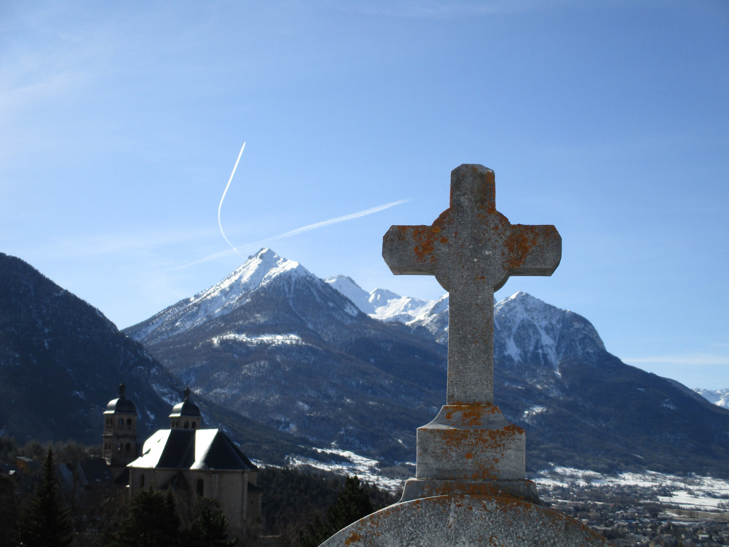 ..Vue du cimetière sur la collégiale de Briançon..