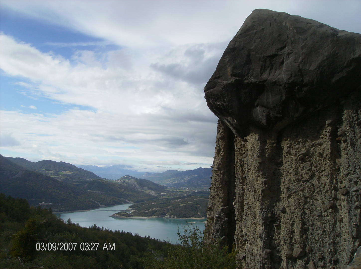 vue du haut des demoiselles coiffées sur le lac de serres ponçon