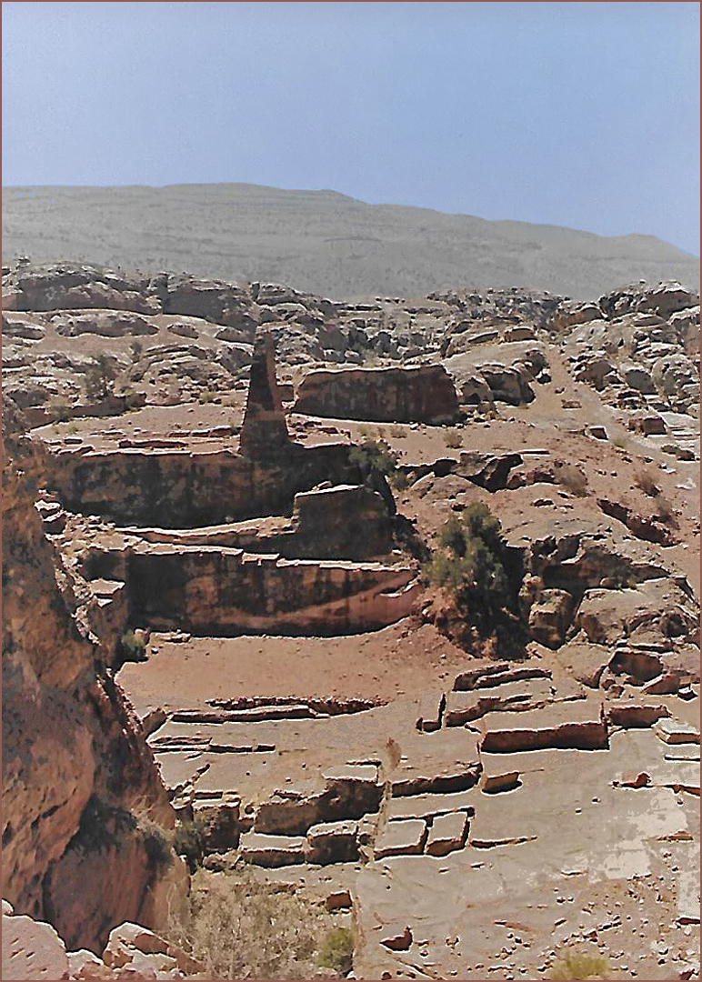 Vue du Haut-lieu du sacrifice  --  Petra