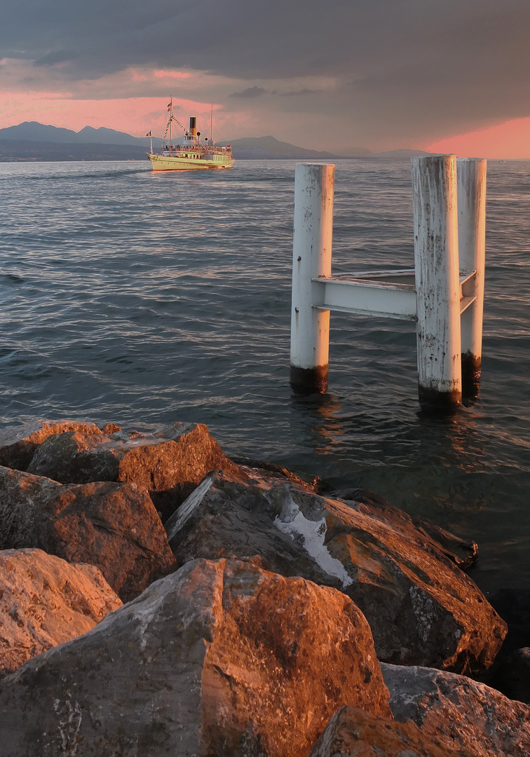 Vue du lac Léman le soir.