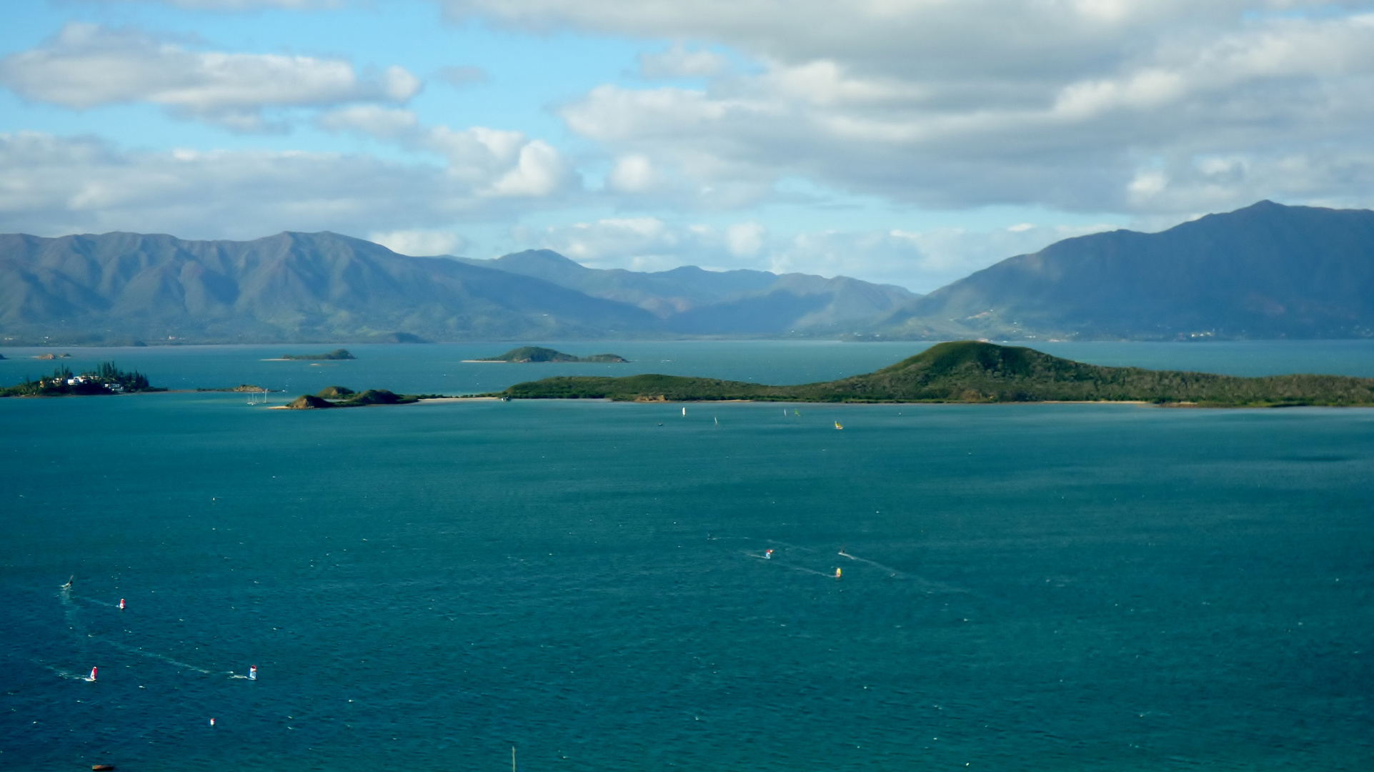 Vue du OuenToto à Nouméa