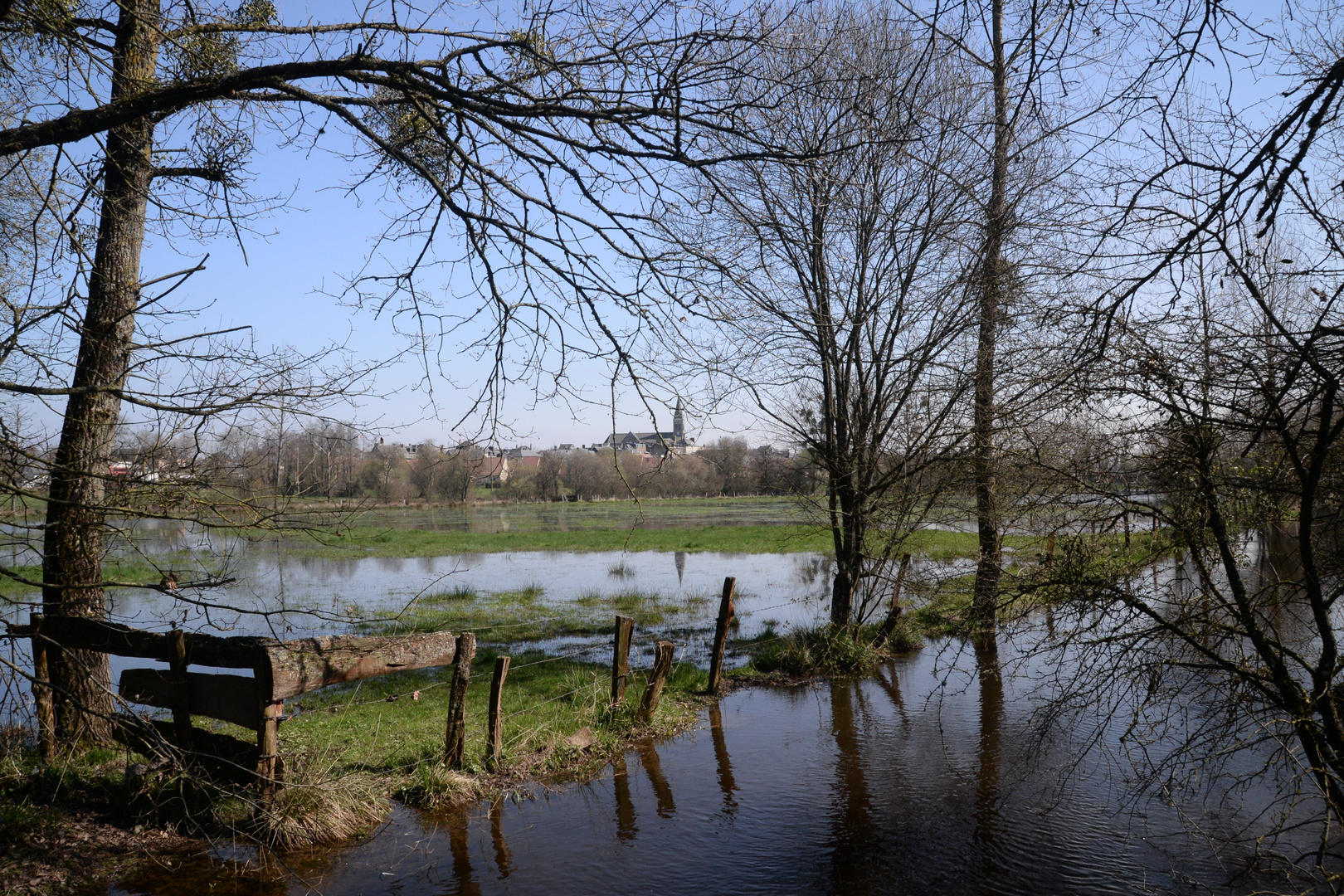 Vue du village a travers les marais