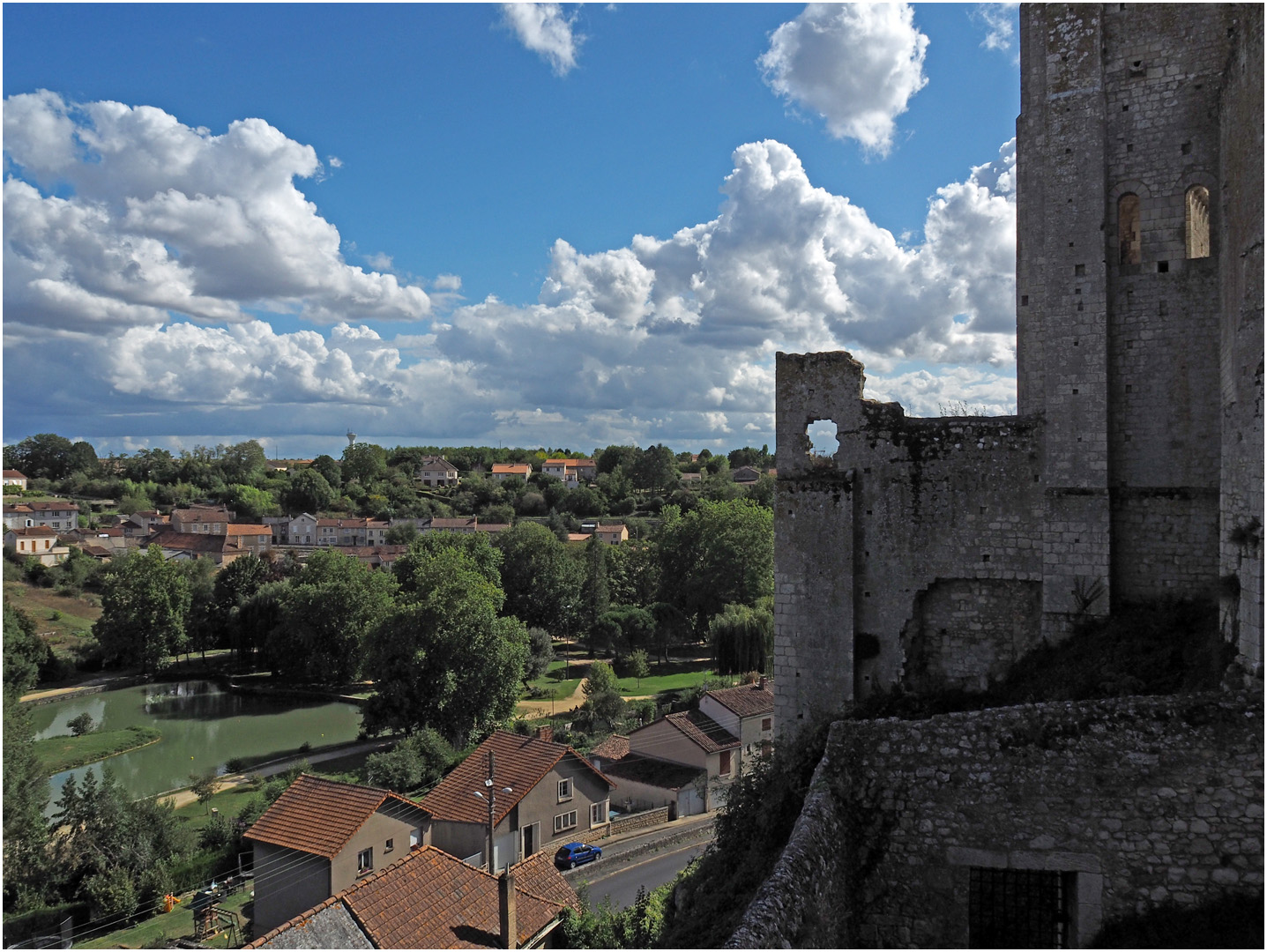 Vue d’une partie des ruines du Château Baronnial et de la ville de Chauvigny