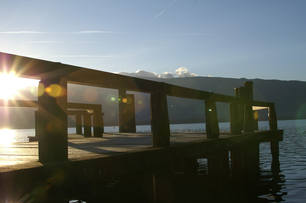 Vue ensoleillée de l'embarcadère de Talloires