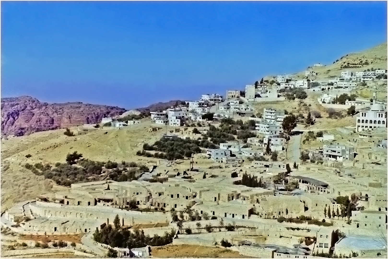 Vue générale du Sofitel Petra Taybet Zaman sous le village de Al Taybeh