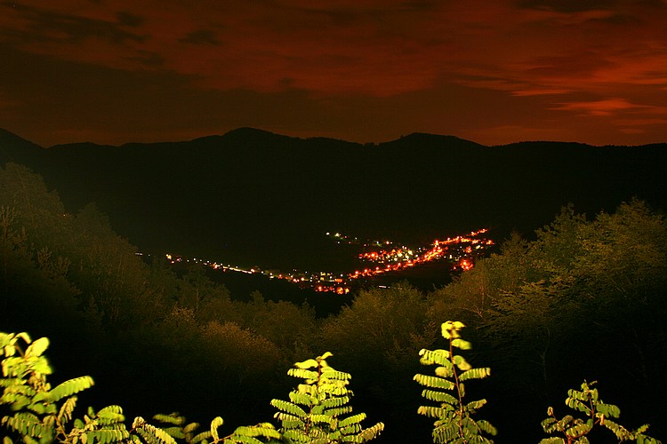 Vue nocture sur Griesbach-au-val, le dragon de l'entrée de la vallée !