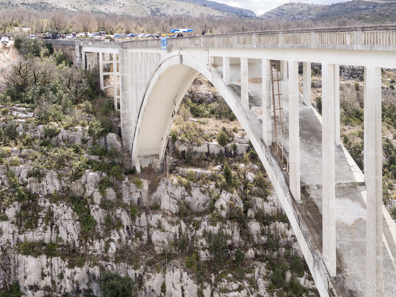 vue partielle du dessous du pont de Chaulière 83