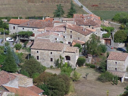Vue plongeante sur les toits d'un petit village du sud de l'Ardèche