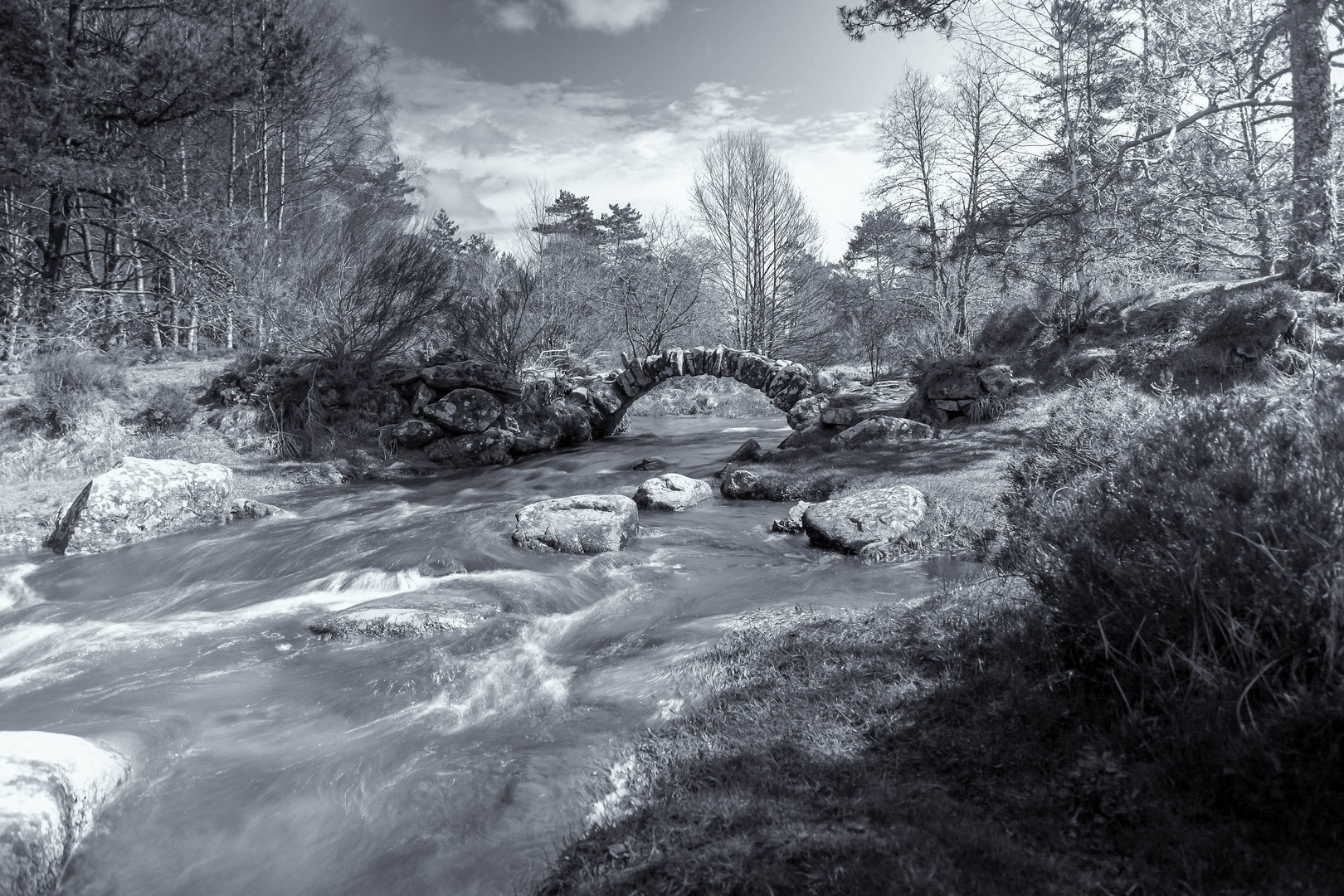 Vue plus large du Pont de SENOUEIX 