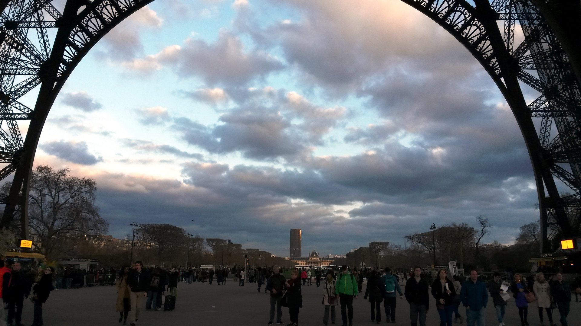 Vue sous le tour Eiffel