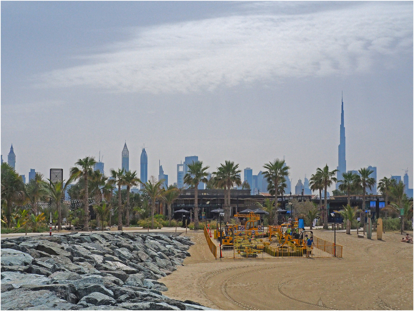 Vue sue le skyline de Dubaï à partir de la plage de Jumeira, La Mer