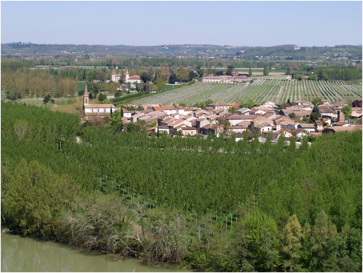 Vue sur Espalais (rive droite de la Garonne) à partir de Auvillar (rive gauche)