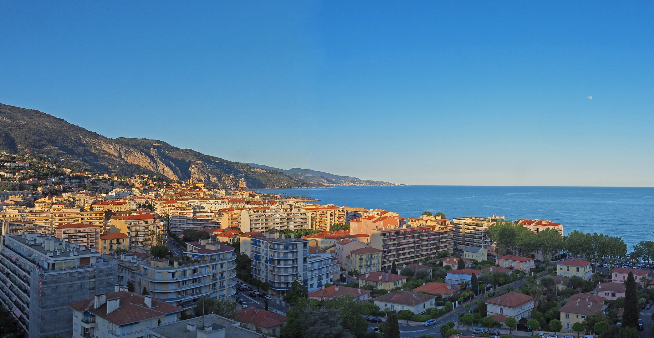 Vue sur la Baie et la ville de Menton