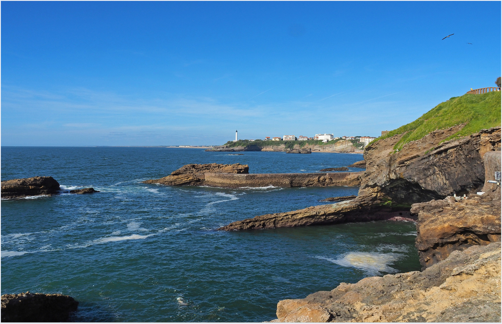 Vue sur la côte et le phare de Biarritz