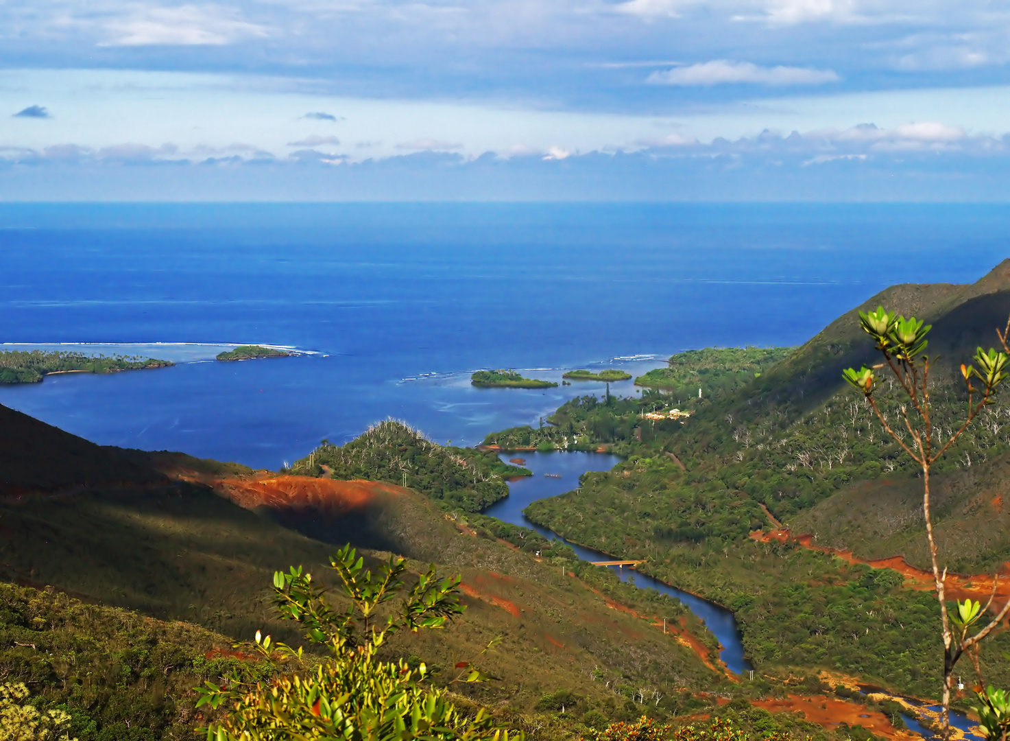 Vue sur la côte sud-est calédonienne et l’embouchure de la rivière Yaté