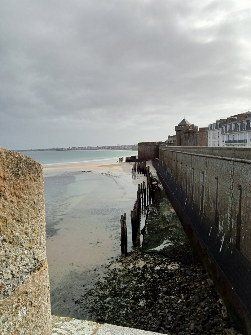 Vue sur la plage de Saint-Malo à partir des remparts (35)