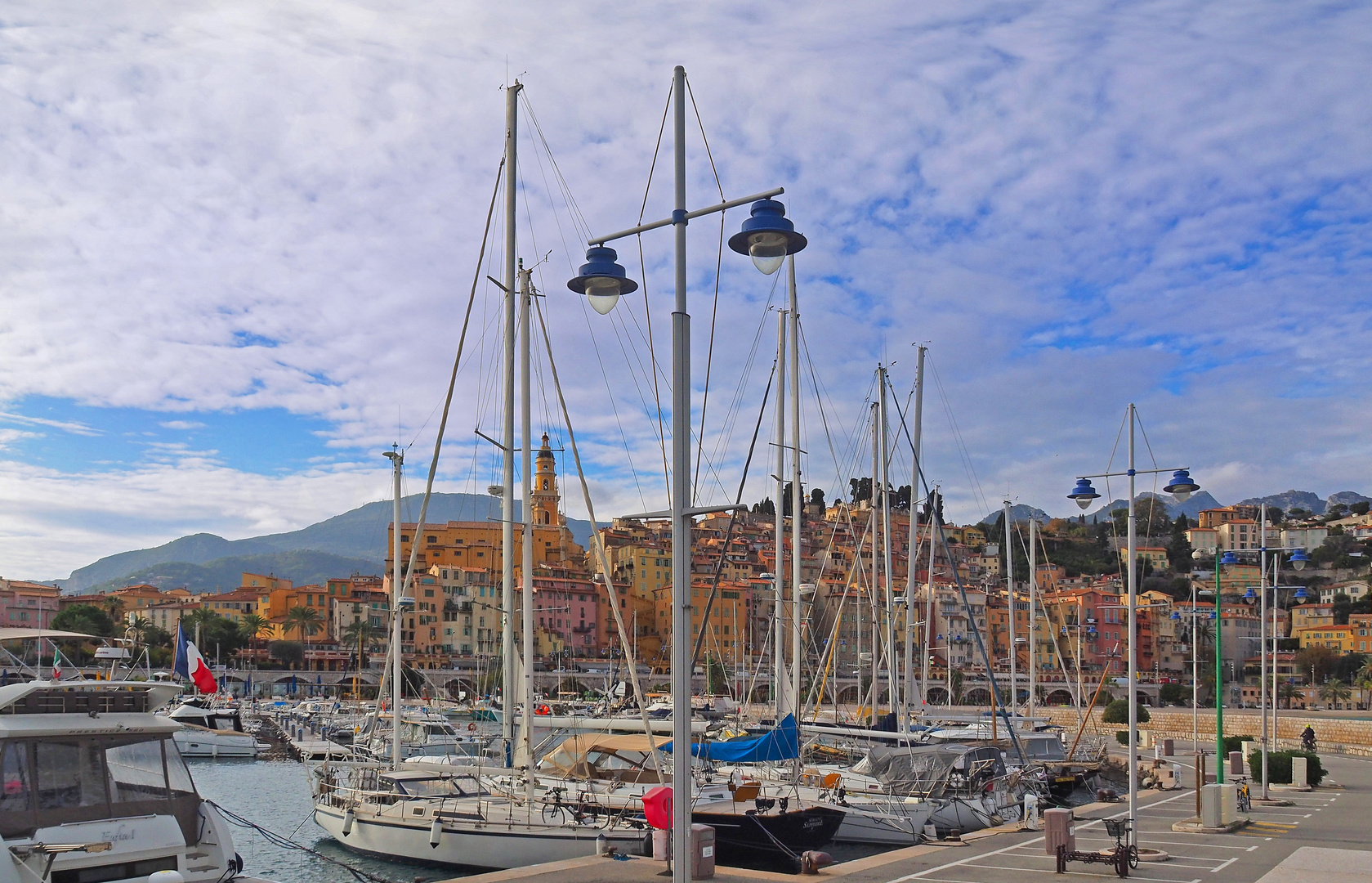 Vue sur la Vieille ville depuis le Vieux Port  -	Menton  