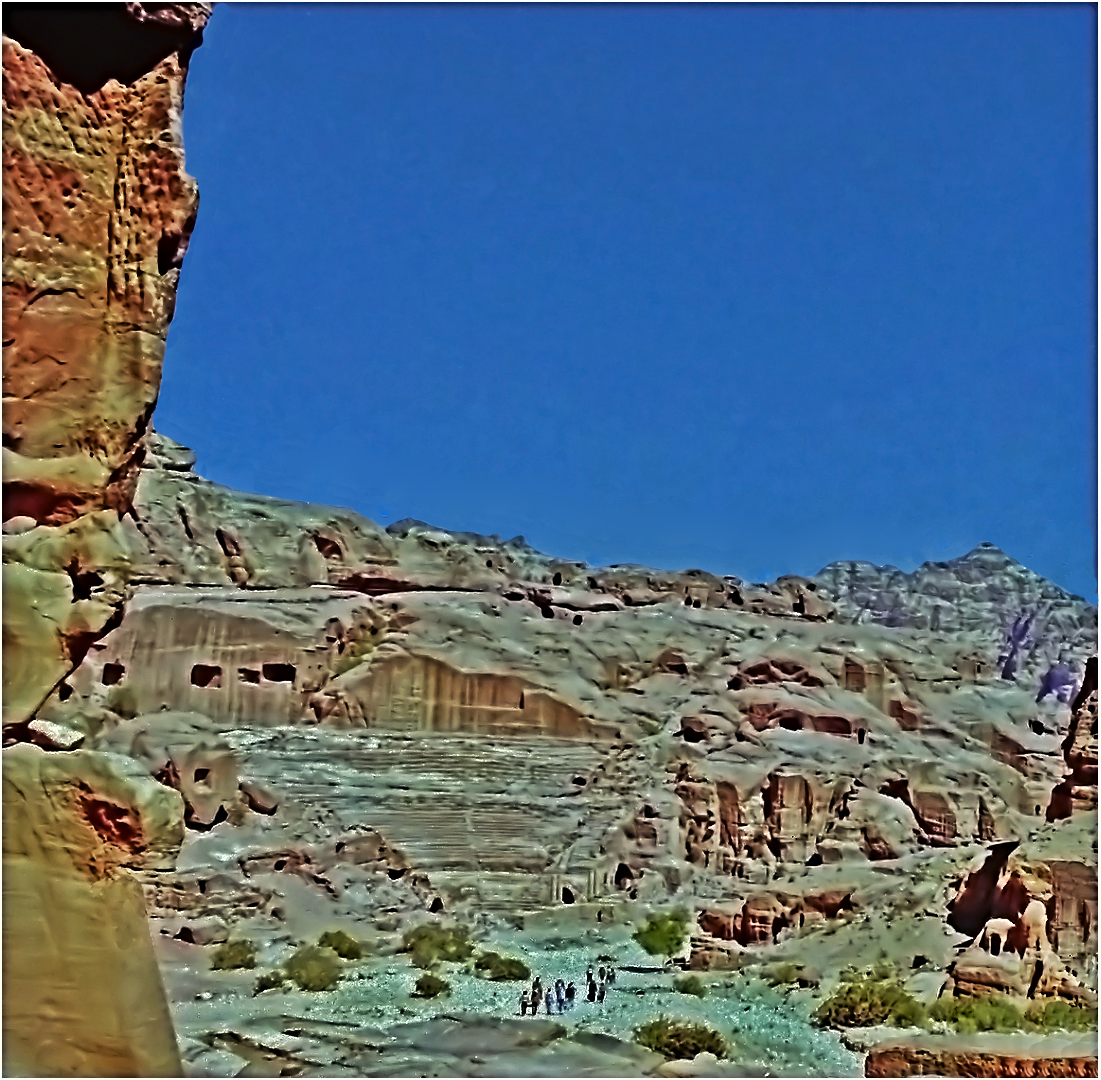 Vue sur la ville basse de Petra avec le Théâtre romain