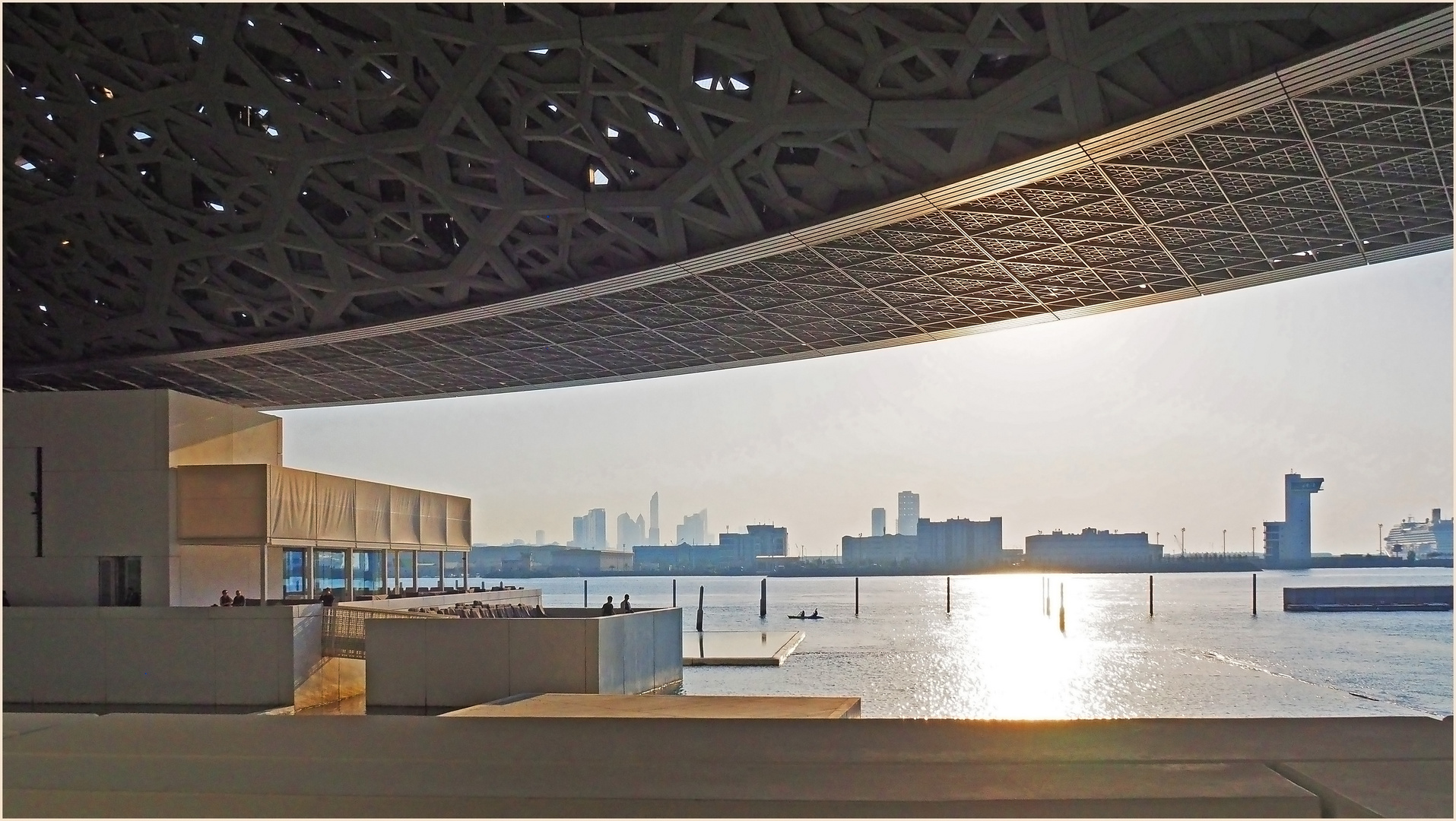 Vue sur la ville et le port d’Abu Dhabi à partir du Louvre